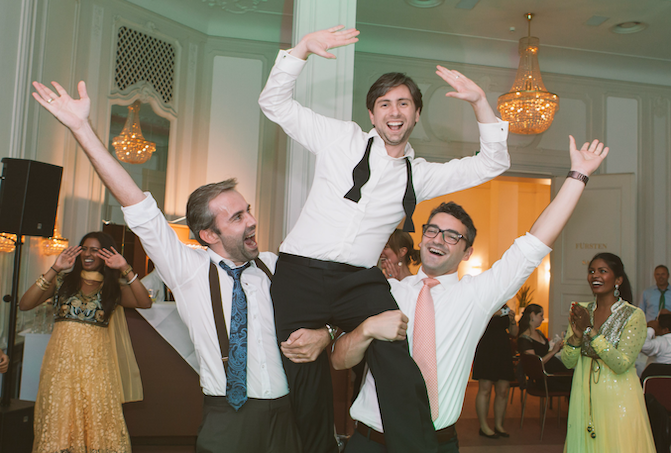 tanzender Bräutigam bei Hochzeit von DJ & more